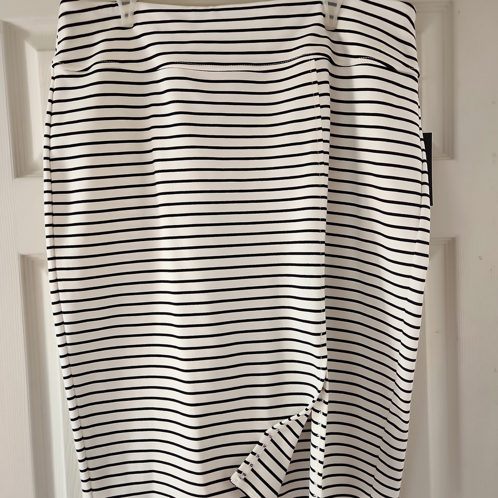 Worthington Blk/Wht Striped Skirt NWT